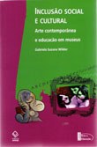 Museóloga autografa livro sobre museus como espaço de inclusão social 